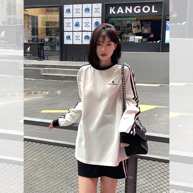 白のストライプの綿の長袖のTシャツの女性の秋の摩耗の韓国の緩いミディアムレングスのトップスのシニアの感覚