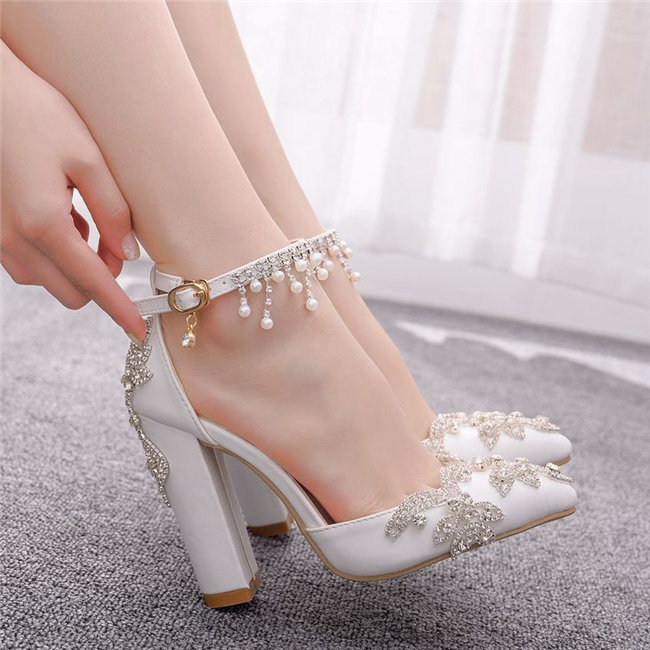 ホワイト　ハイヒール　ローヒール　パンプス ストラップ　ポインテッドトゥパンプス　クリスタル　ヒール10.5cm　ストラップパンプス　 レディース サンダル　靴 美脚 結婚式　ウエディングシューズ　靴