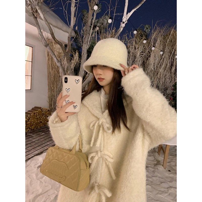 ちょう結びの白いラシャのコートの女性の新型ファッション感は帽子までゆったりとしています