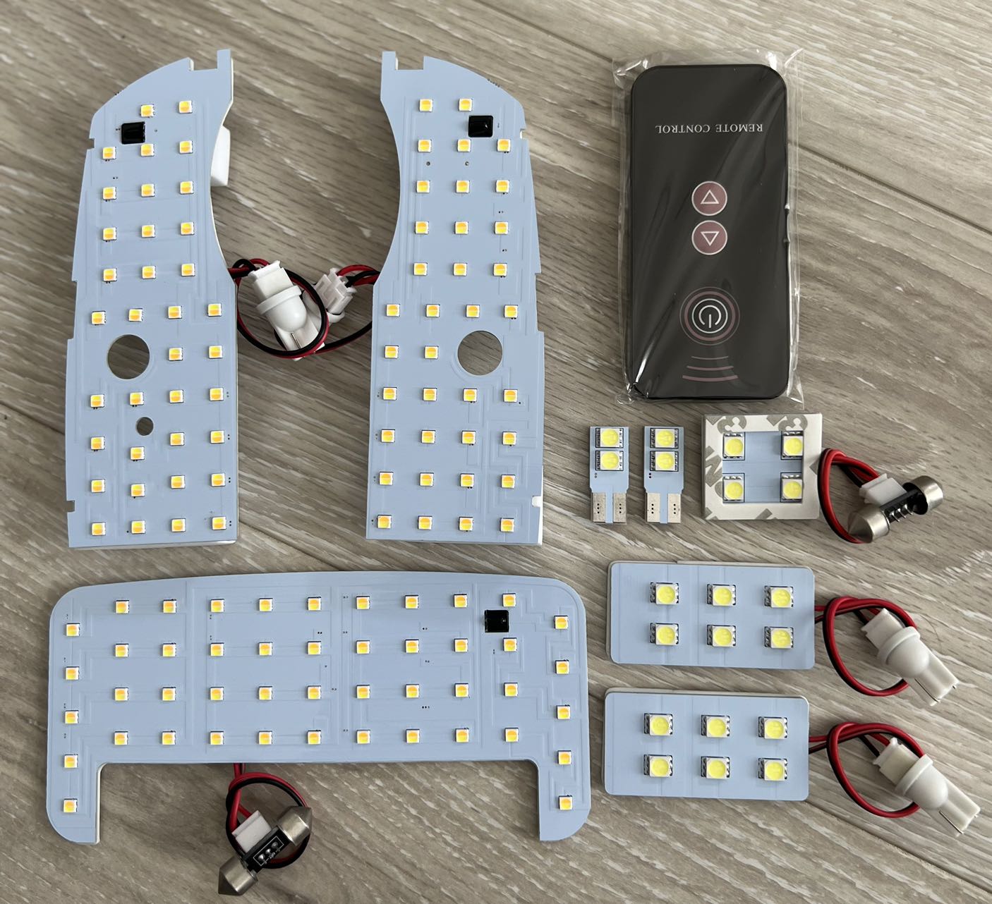 プリウス30系 α系 40系 LEDルーランプ ホワイト/電球色 10段階調整 5,519円