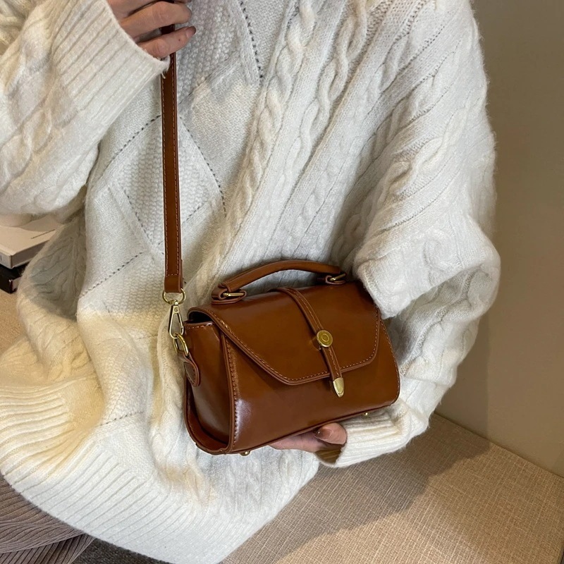 メガ割 ムラードブラウンハンドヘルドボストンスモールバッグ女性24ショルダークロスボディシンプルなレジャーレトロ韓