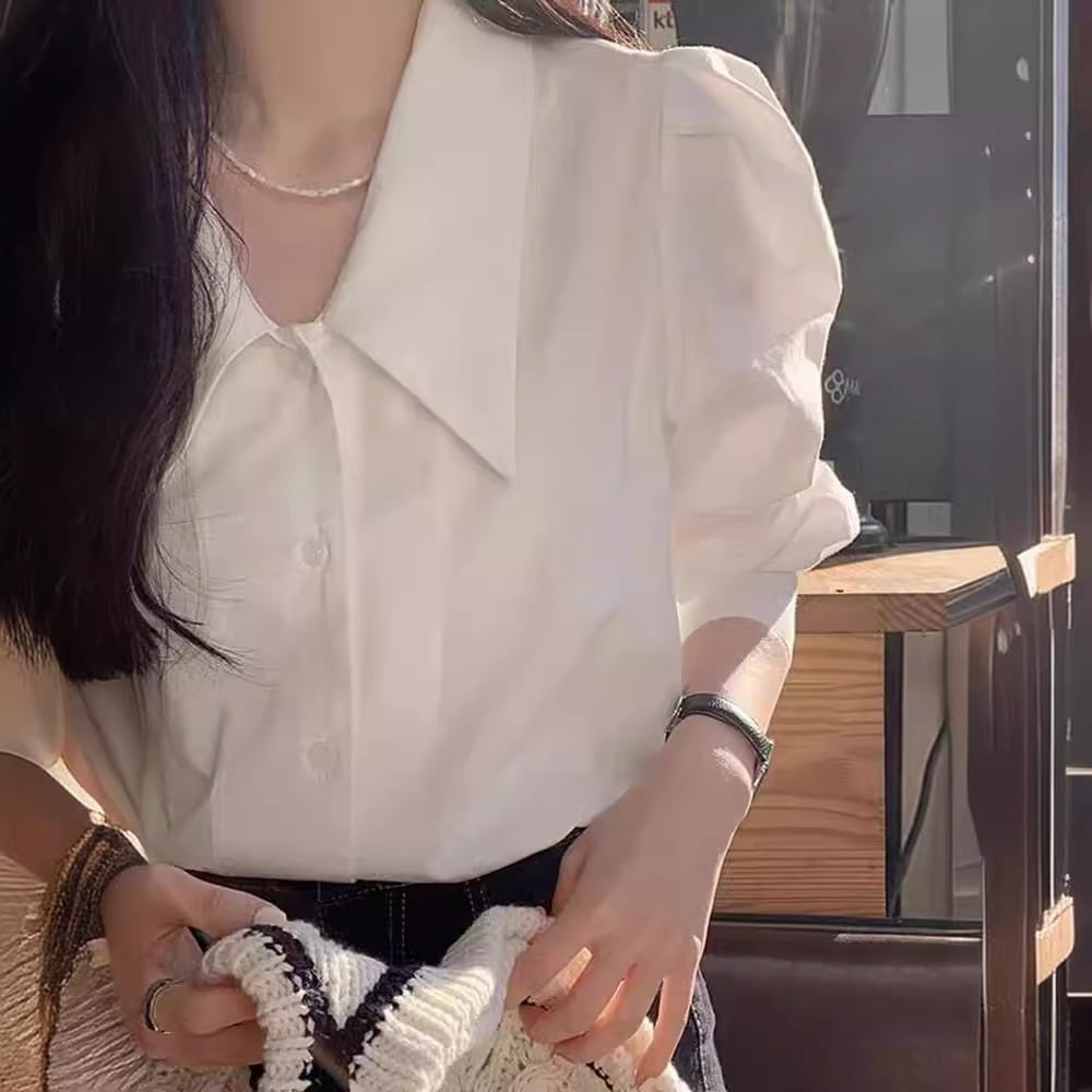 【1つ買うと10つ無料】春と秋の女性のための白いシャツはファッショナブルでファッショナブルな袖を尖らせます