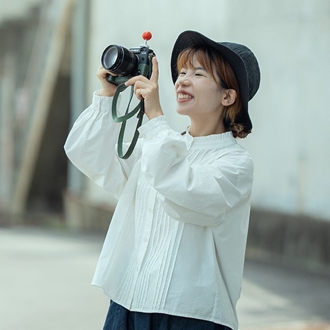 トップス シャツ 長袖 ハイネック フリル 前開き ボタン ミディアム丈 透け感 かわいい 大人可愛い きれいめ シンプル 上品 おしゃれ かっこいい カジュアル こなれ感 個性的 主役級 存在感