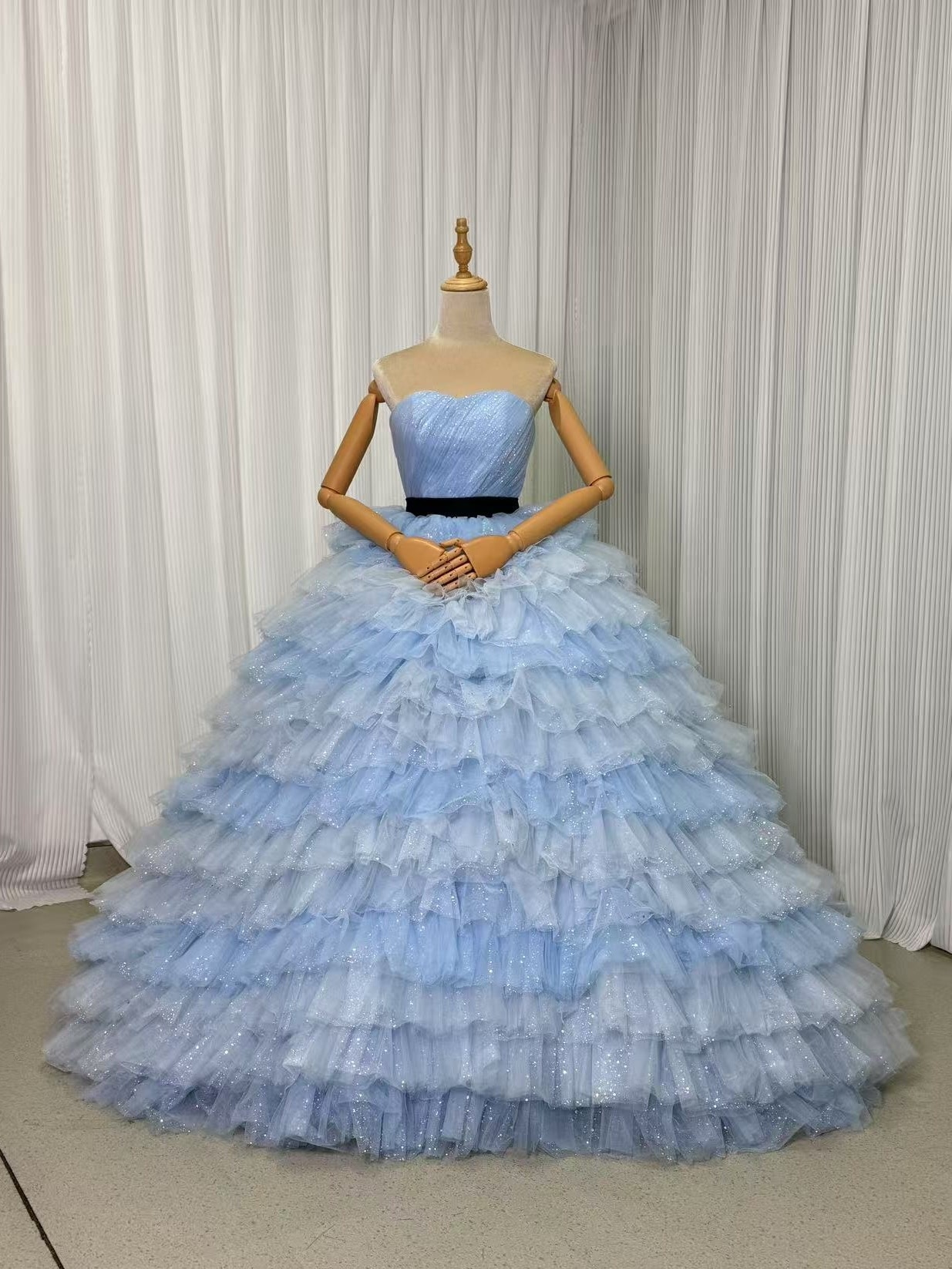 カラードレス 爽やかで優しいブルー ベアトップ サッシュベルト 華やかなトレーン 編み上げ キラキラグリッターチュール フレアスカート 披露宴/結婚式 前撮り