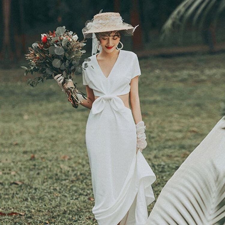 サテンvネック露背フランス軽ウェディングドレス春の新しい花嫁迎賓シンプルで痩せた旅でドレスを撮る