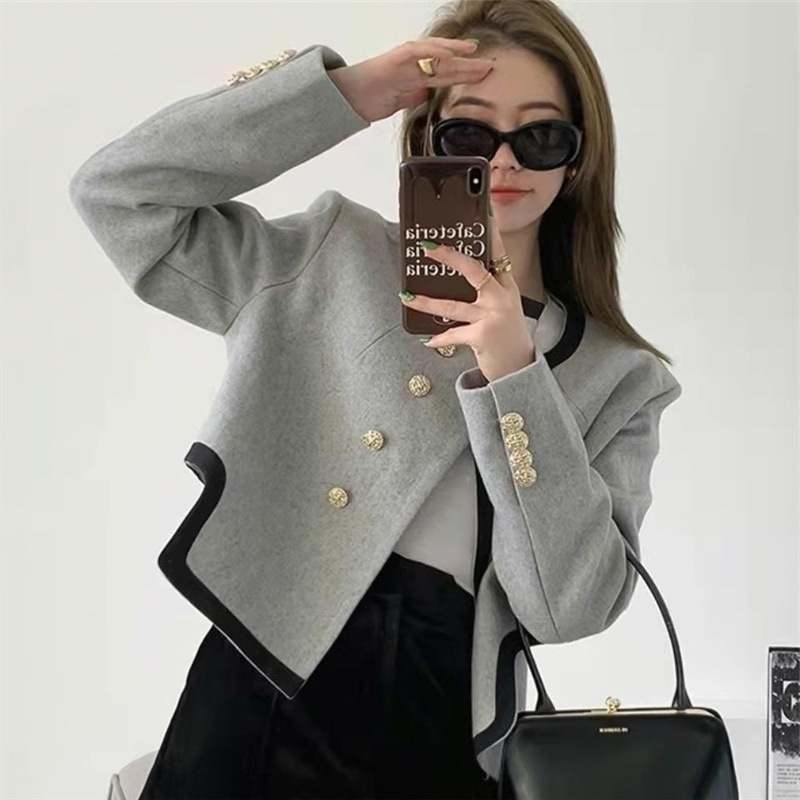 グレーショートジャケット ゴールドボタン 不規則デザイン パイピングジャケット ラウンドネック ショート丈 ジャケット コート アウター バイカラー 長袖 秋冬 クラシカル 20代 30代