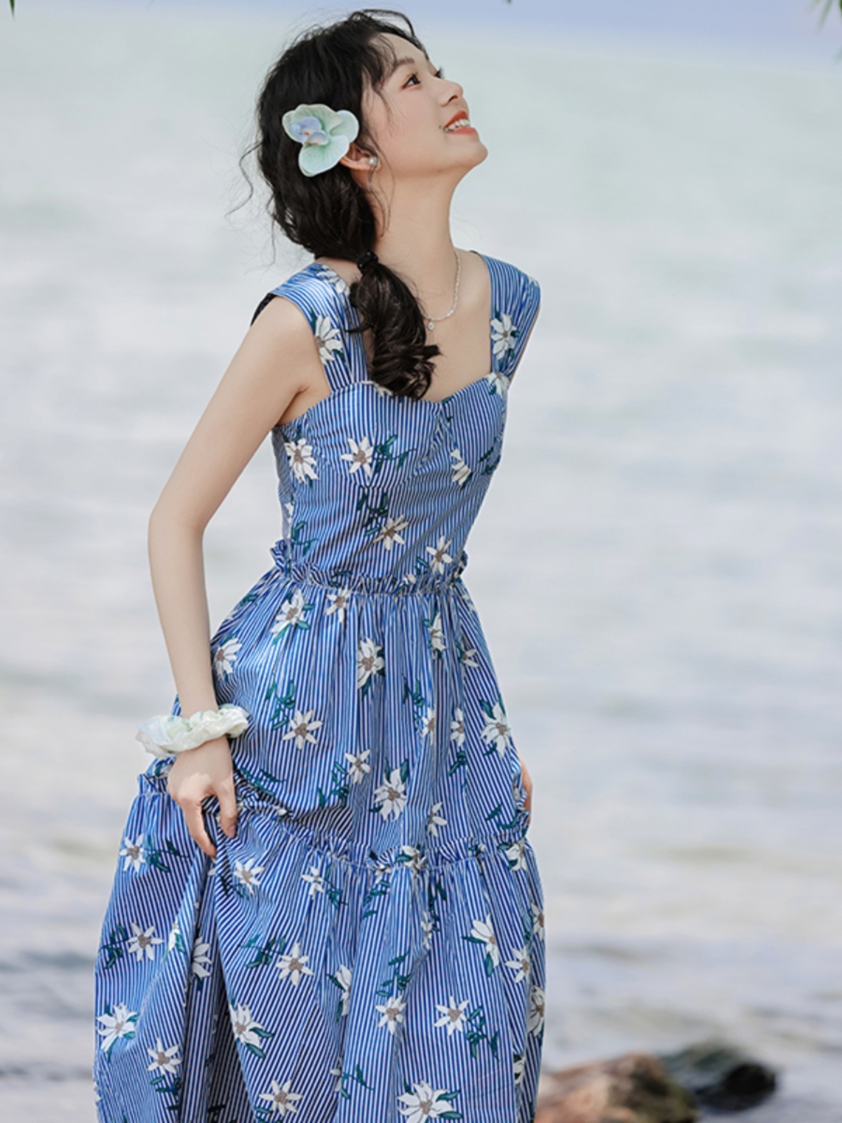 縦縞フレンチスクエアネックワンピース夏の2024新デザインウエストを収めたスリムな花柄キャミソールスカート