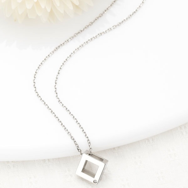 レディースネックレス　スクエア　四角　文字刻印　ダイヤモンド　低アレルギー　SUS316L　ペア　スタイリッシュ　ペンダント　vie　専用ボックス　箱　袋付き プレゼント　ギフト　記念日 8,228円