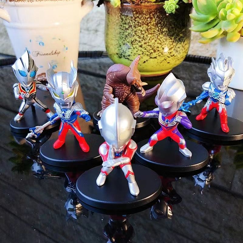 フィギュアウルトラマンブラインドボックスのフルセットで男の子の誕生日プレゼントをします