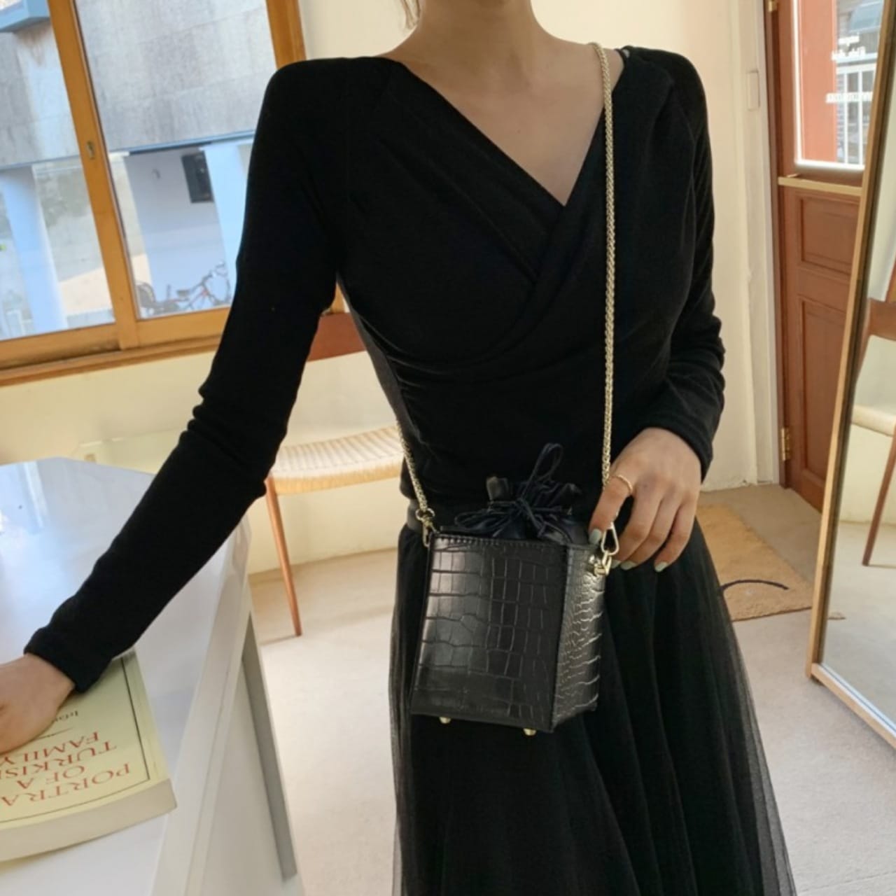 ロンT シャーリング トップス カットソー レギュラー丈 長袖 Vネック タイト 細身 切り替えデザイン かわいい 大人可愛い きれいめ 大人 上品 おしゃれ お洒落 大人可愛い 大人女子 こなれ感