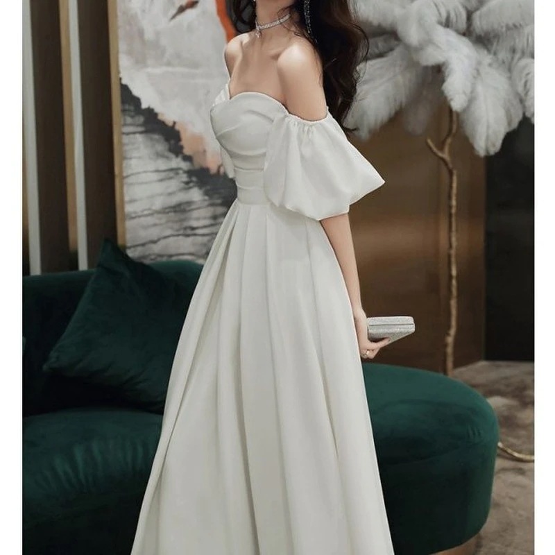 2025年たっぷりのボリューム感で成人式にも着れてスリム見えするフロア丈の白イブニングドレス