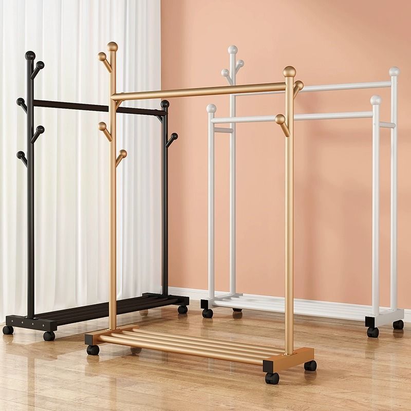 ベッドルームの服ラック床に取り付けられた移動可能な車輪付き服ラック屋内の部屋用のシンプルな服ラックラック