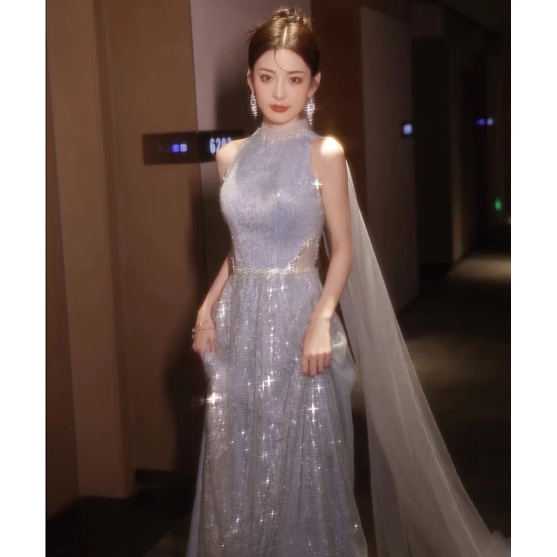 美術試験用の新しいスパンコールのついたイブニングドレスホームカミングの宴会や乾杯用のエレガントなブルーのホルターネックのブライダルドレス