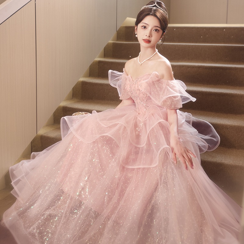 ドレス 衣装 ウエディングドレス 披露宴ドレス ロングドレス 半袖 袖フリル オフショルダー 胸元 バックシャン 背中開き フレアスカート フリル シースルー キラキラ ビジュー ステージドレス