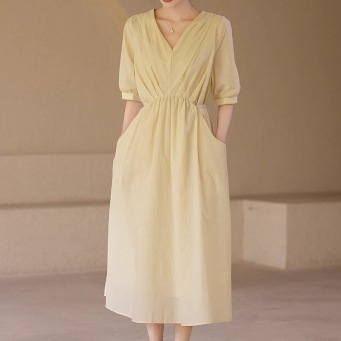 レディース ワンピース 膝下 ミモレ ロング 5分袖 ボリューム袖 Vネック 襟なし ノーカラー Aライン タック ウエストマーク ウエストリボン ポケット かわいい 大人可愛い きれいめ シンプル