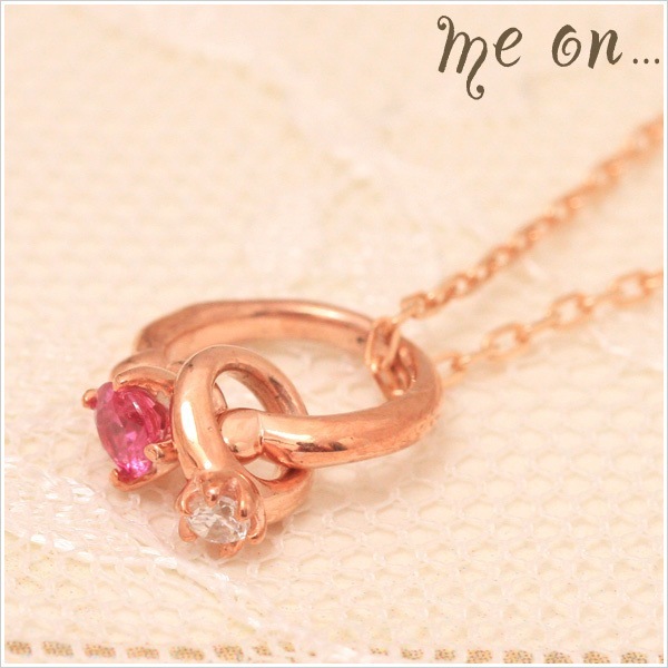 me on... ペアリングみたいダイヤとピンクトルマリンが輝くK10ピンクゴールド 10金 キュートなベビーリングネックレス 発送目安：２３週間
