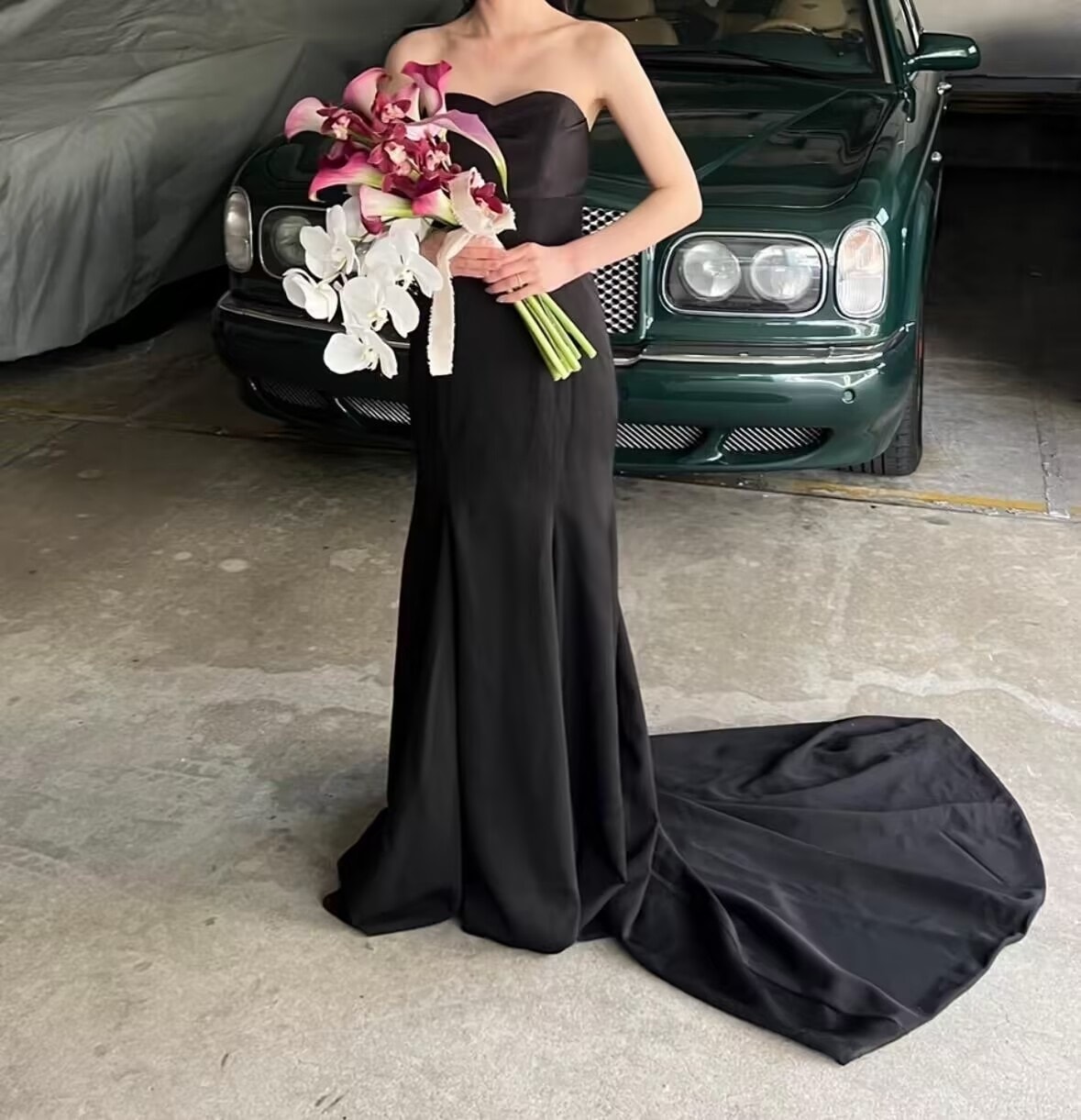 実例写真！ブラック パーティードレス スレンダーライン ベアトップ 快適な生地 ロングトレーン 二次会