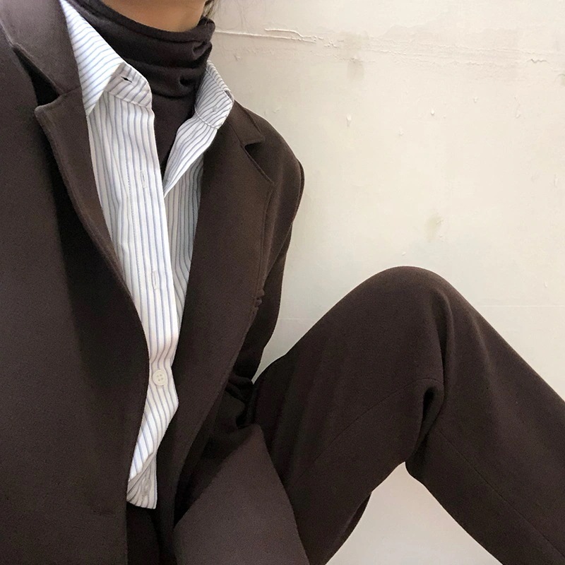 プラスサイズのレディースホワイトストライプシャツ春と秋の新作スタイルゆったりとしたフィット感重ね着やベースレイヤーとして着用するのに です