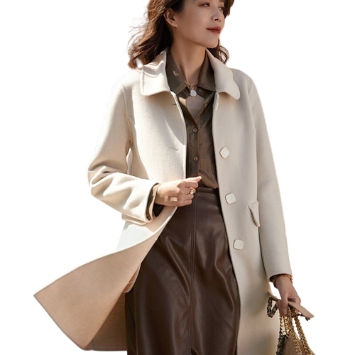 レディな雰囲気のリバーシブルウールコートの中に毛が生えているコート