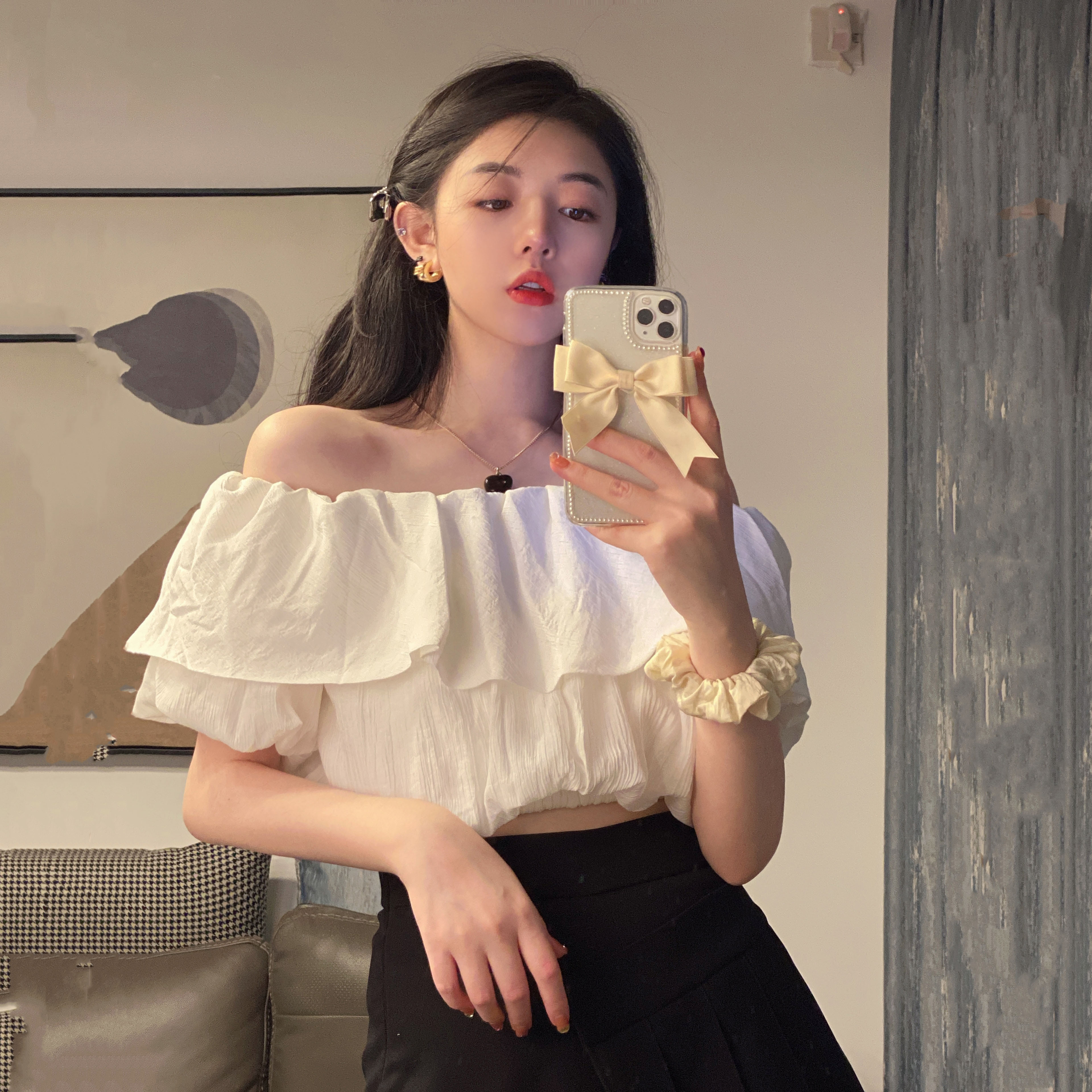 ブラウス レディース ショート オフショルダー フリル かわいい 大人可愛い メンズライク ガーリー フェミニン 無地 夏 デート お出かけ イベント モテ フリーサイズ ホワイト トップス