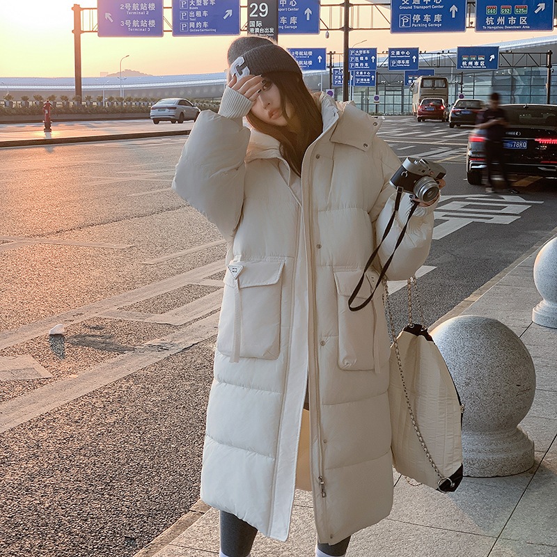 ロシアの韓国スタイルの大きなポケットの女性用ダウンコットンコートミッドレングスの膝上のウエストと厚みのあるファッショナブルなフード付きコットンコート