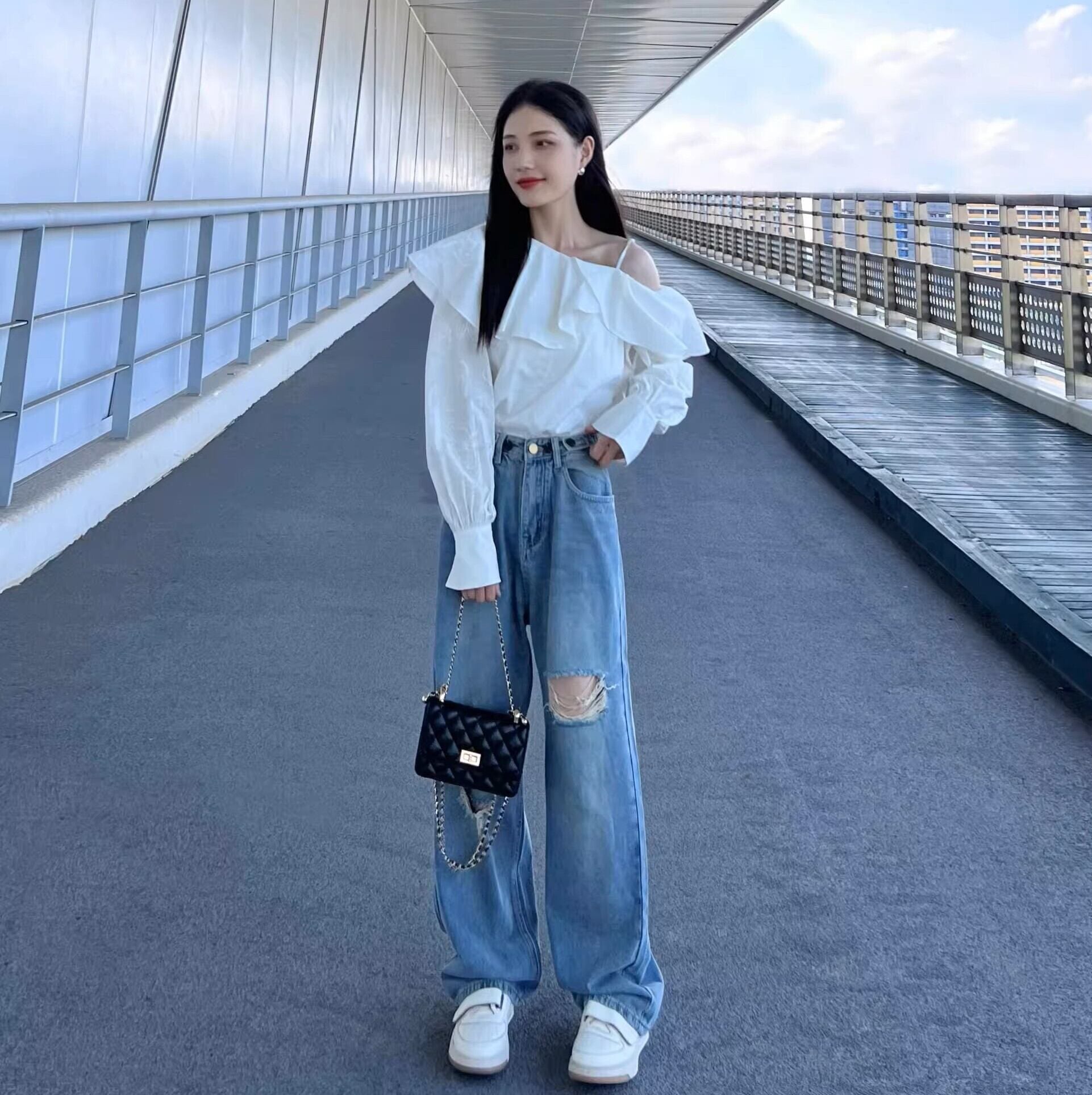 【セット】 トップス パンツ ボトムス ブラウス デニム ワイドパンツ レディース 長袖 萌袖 ワンショルダー 肩出し ワイド 韓国風 フリル ポケット ハイウエスト アメカジ ダメージ ブルーデニム