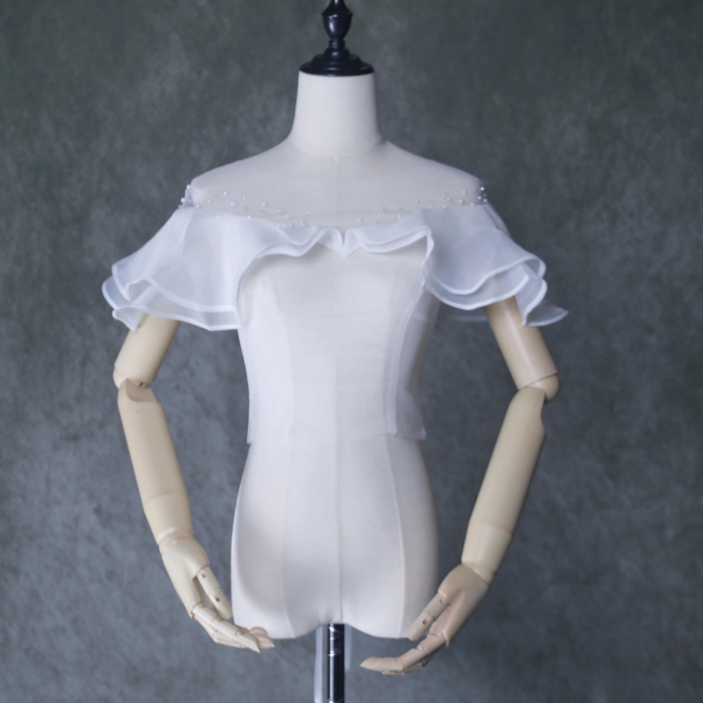 美品！オフショルダー オフホワイト 上質オーガンジー 花モチーフ 可愛い