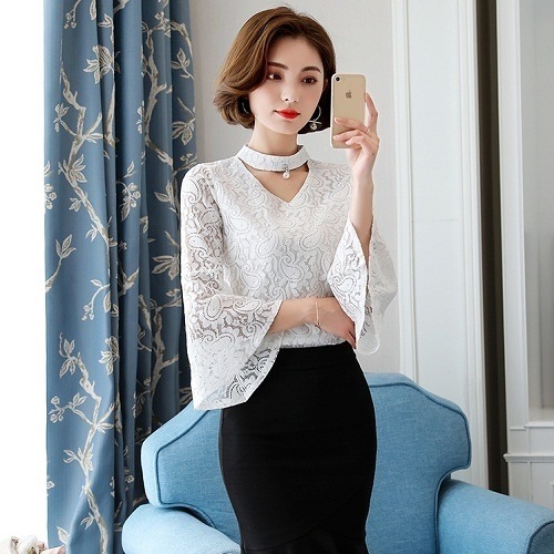 2054.ベルスリーブチョーカー風Vネックレーストップス(ホワイト)