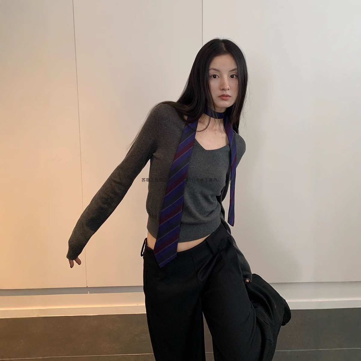 人気のマルベリーシルクベースレイヤートップ女性用秋冬インナーレイヤー韓国風優しく柔らかいスリムなVネックニットトップスリミングセーター1