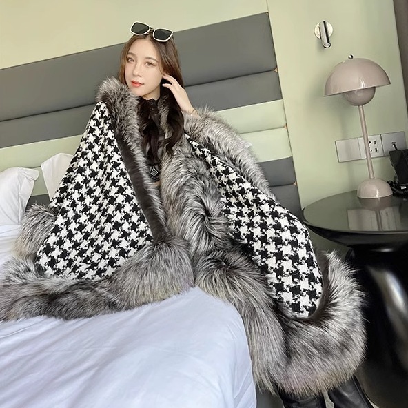 アウター ポンチョ ケープ コート 袖あり 長袖 襟なし ふわふわ 前開き ポリエステル フェイクファー 厚手 かわいい 大人可愛い 大人 おしゃれ お洒落 アジアン エスニック エキゾチック