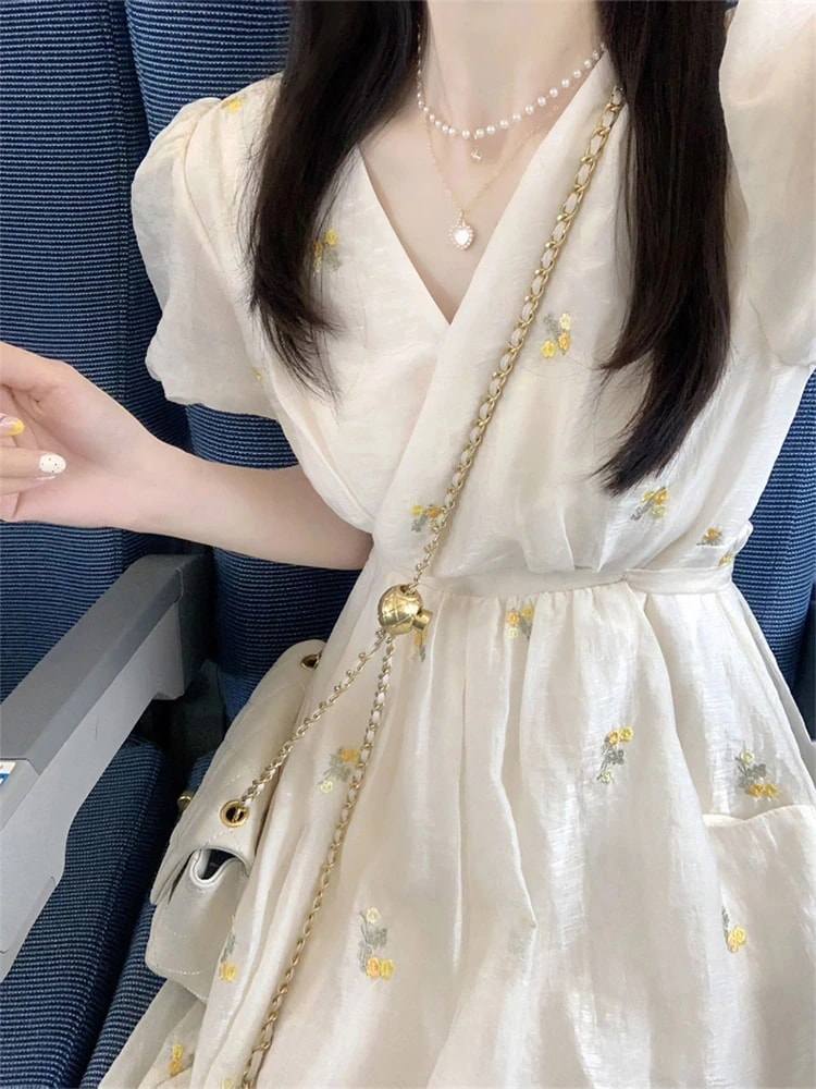 2025 春夏 ミモレ丈 ロングキャミソールワンピース 小花 フラワーおしゃれ かわいい ドレス Vネック 韓国ファッション レディース 白 お出かけ キュート 甘めフレンチスリーブ