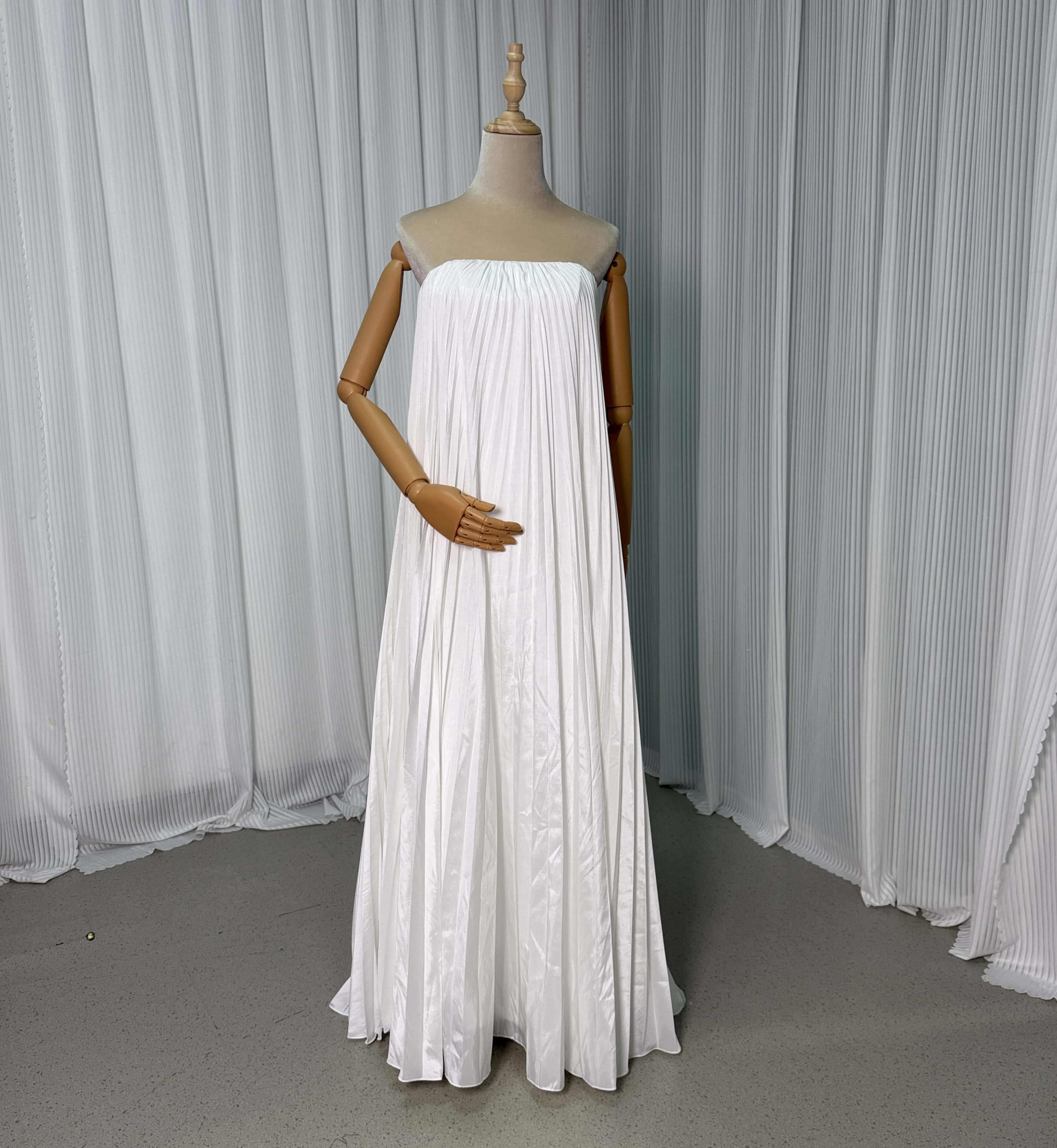 ウエディングドレスホワイト ファスナー ベアトップ プリーツドレス トレーン/ロング