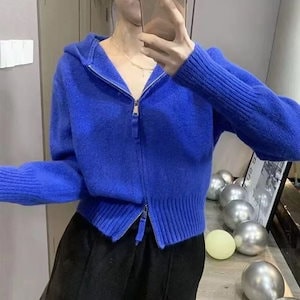 2022長袖の青いニットのファスナーシャツの女性の秋の新型の韓版のゆったりとした百は高い腰の多色の上着上着を合わせる
