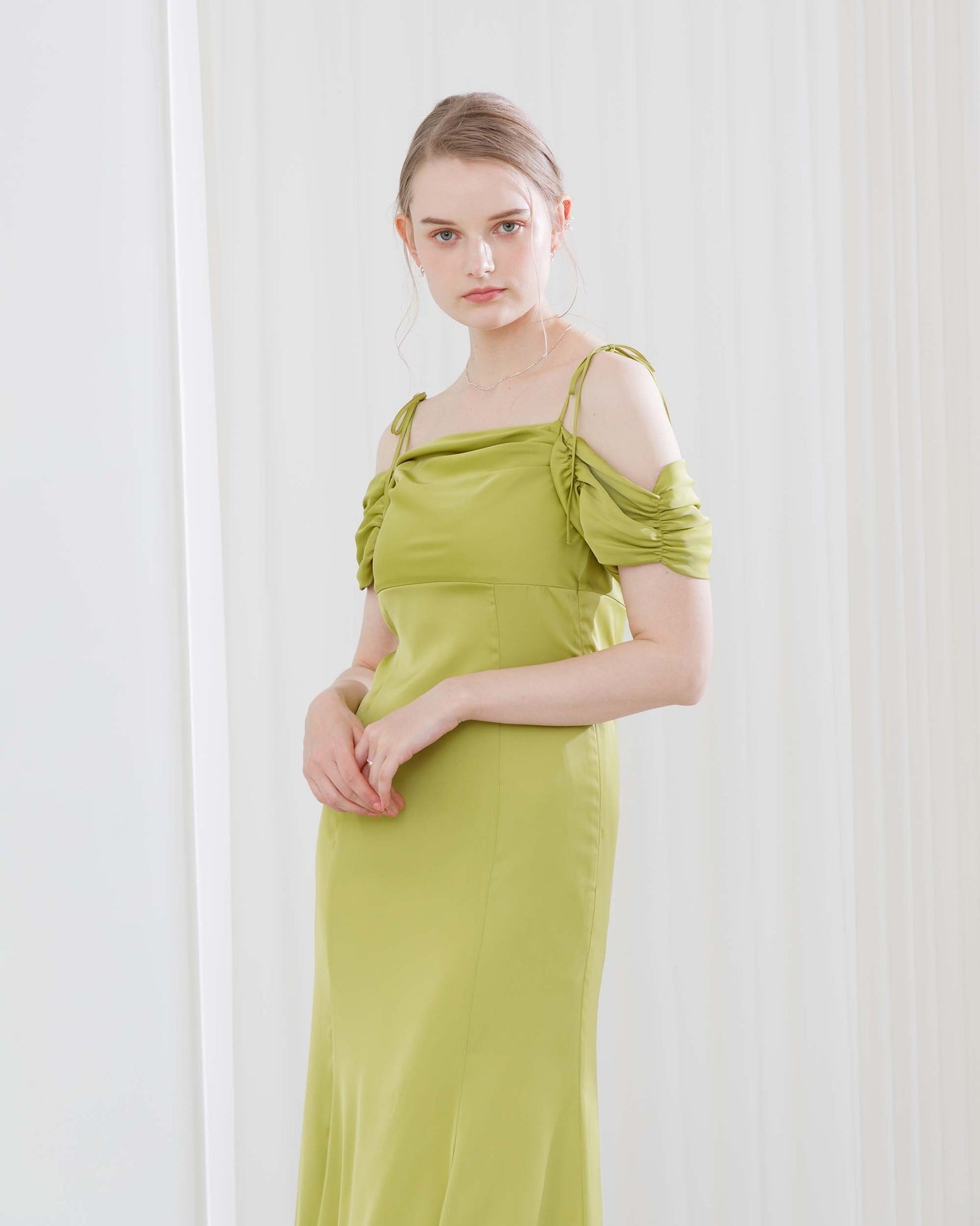 サテンオフショルドレープワンピース フリーサイズ 布帛ワンピース オフホワイト ブラック ピスタチオ きれいめ ワンピース　ドレス