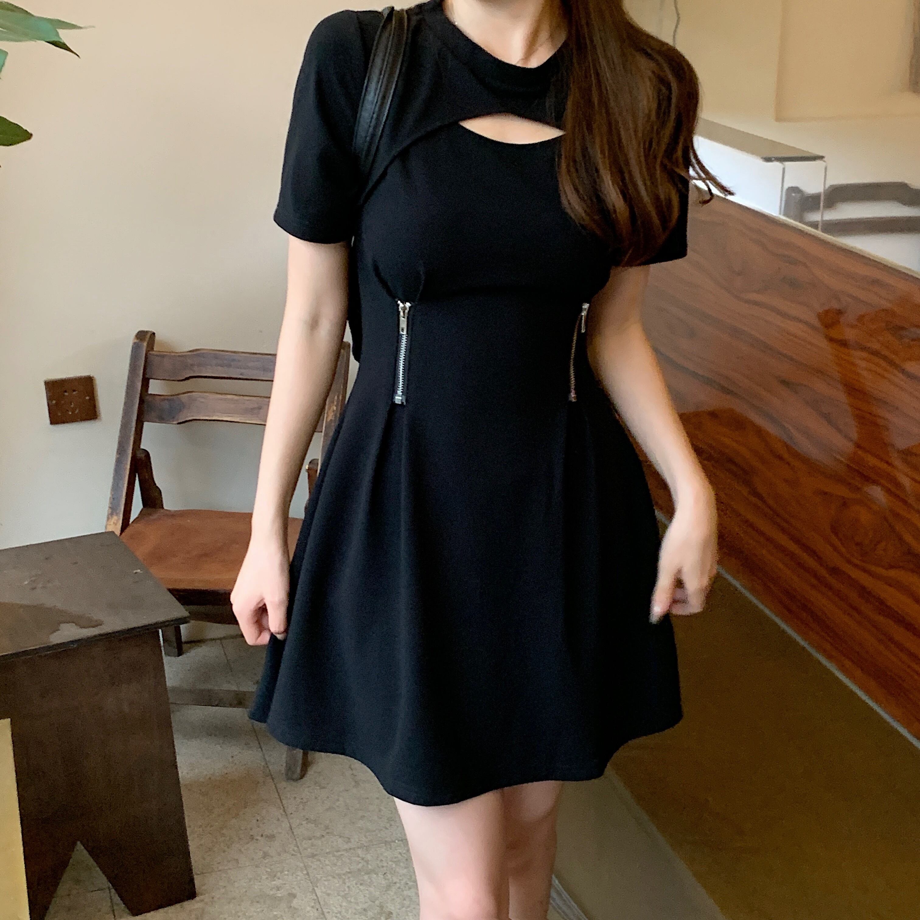 フロントオープンワン ワンピース ミニスカート レディース ショート 半袖 ラウンドネック Aライン ハイウエスト かわいい 大人可愛い きれいめ シンプル カジュアル 上品 おしゃれ こなれ感 抜け 5,433円