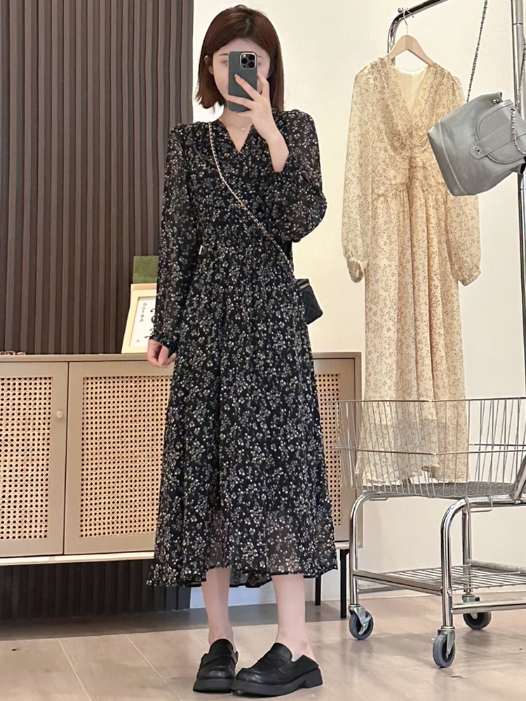 2023年初秋の新しい女性の黒の長袖花柄ドレスサブフレンチドレープロングドレスのシニアの感覚