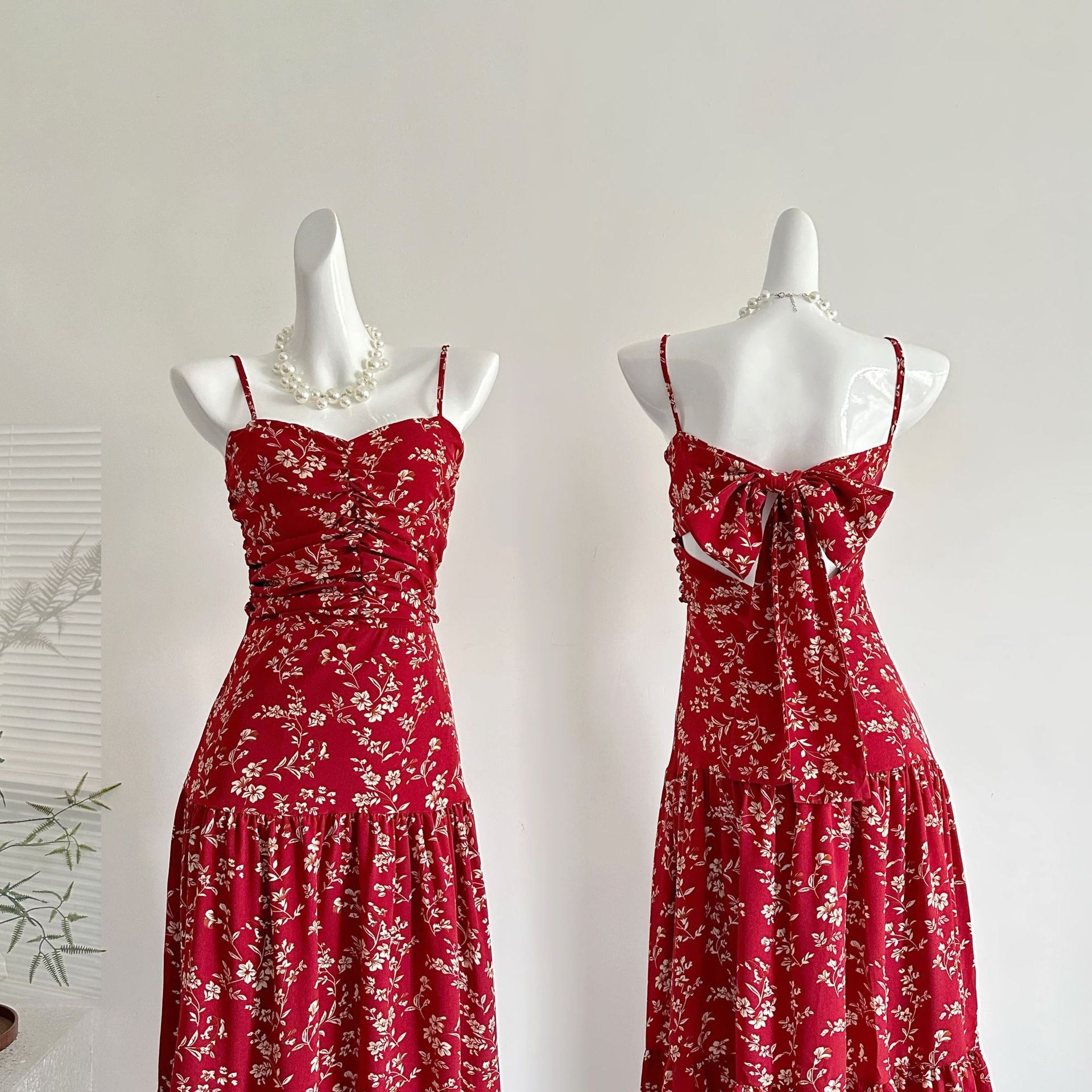 【急速出荷】レイリーレッド小花露背キャミソールワンピースレトロなデザイン感リゾート風ロングスカート