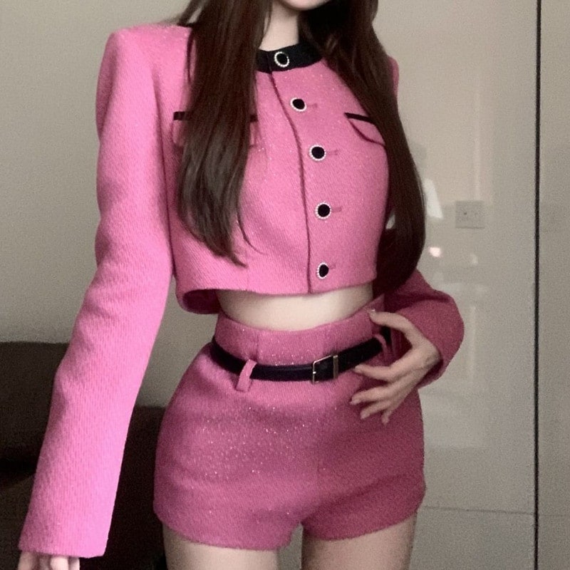 高級でエレガントなシャネル風の女性用ツーピーススーツ半袖ブレザーとカジュアルなショートパンツが特徴で春と秋に最適です