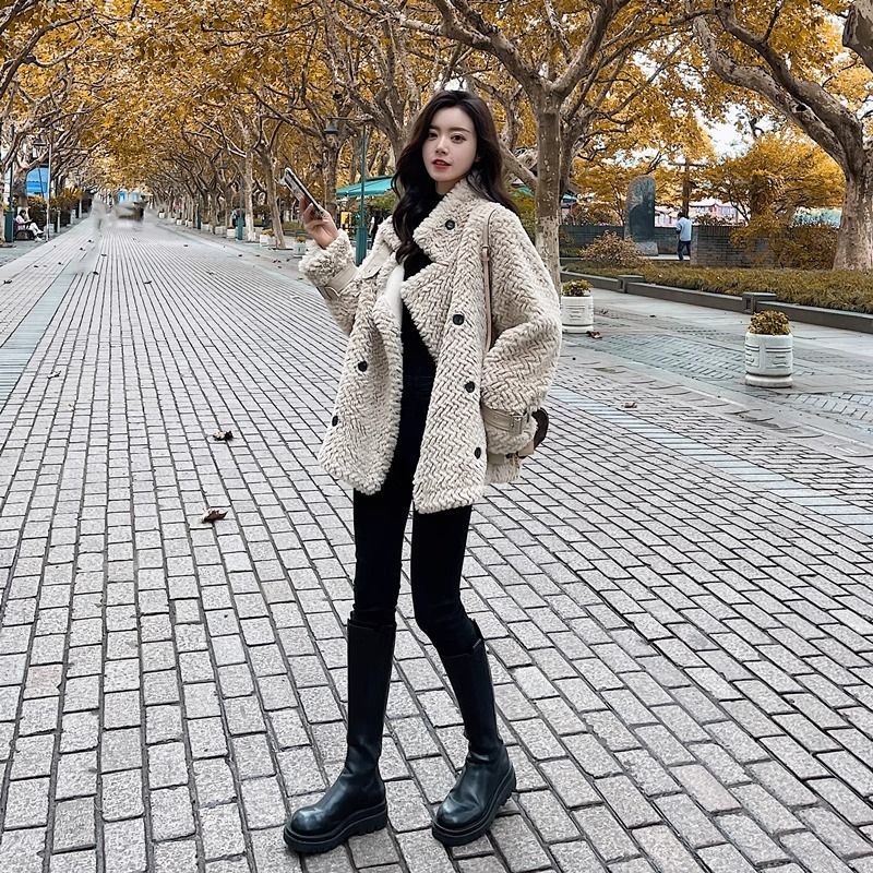 子羊の毛のコートの女性2024秋冬の新型のゆったりとした保温毛皮の一体高級感のある毛羽のコート