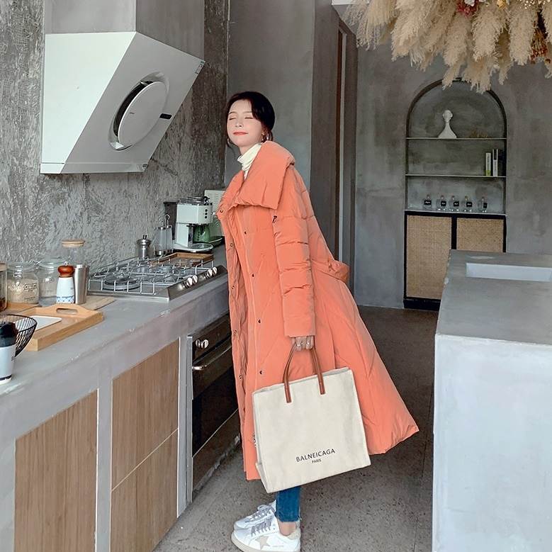 3色 ロングダウン もこもこアウター 中綿コート フード付き ウエストマーク リボン 幾何学模様 ぺディン スタンドカラー 大人可愛い オレンジ ベージュ ブラック 上着 ロングダウン ポケット ボタ