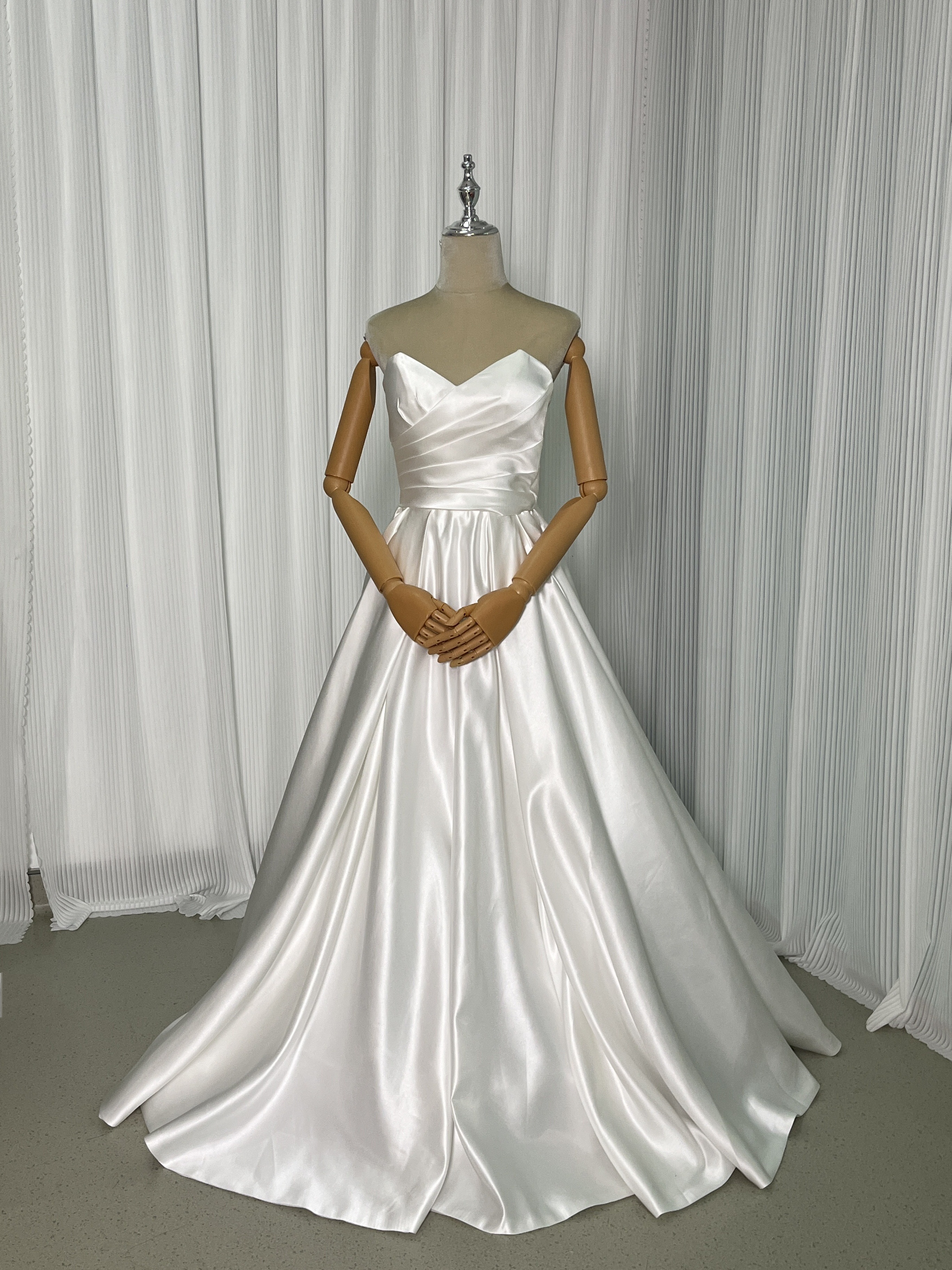 ウエディングドレス ベアトップ 光沢サテン スレンダーライン 編み上げ 前撮り