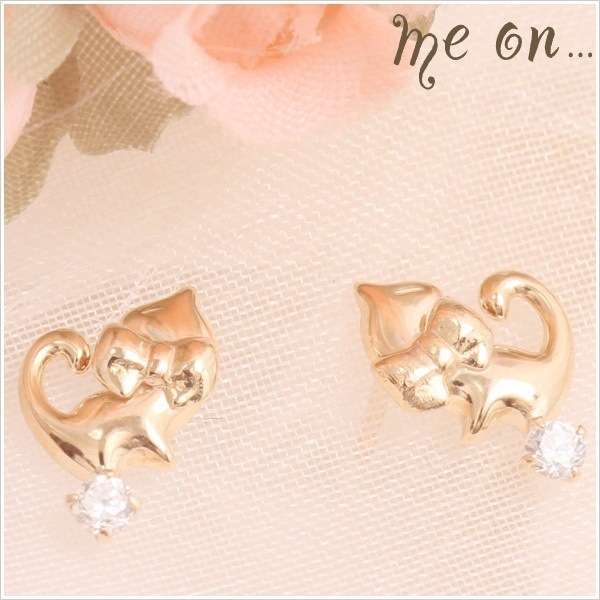 me on... K10イエローゴールドキュービックジルコニアリボン付きネコモチーフピアス お届けまで２３週間程度愛らしい猫モチーフのキャットピアスシリーズ