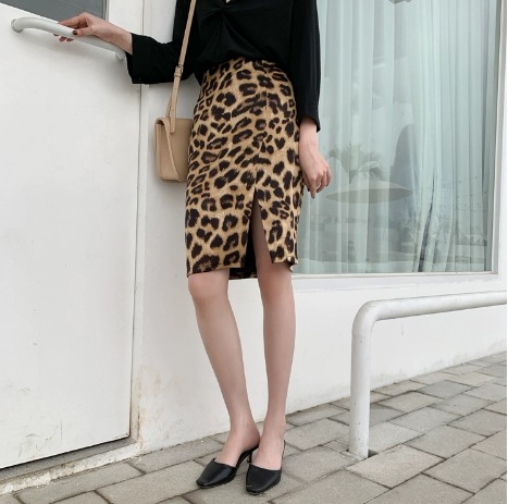 スカート ミディアムスカート タイトスカート 膝丈 細身 ハイウエスト スリット 大人可愛い きれいめ シンプル お洒落 大人女子 こなれ感 セクシー 存在感 無地 春 夏 10代 20代 30代