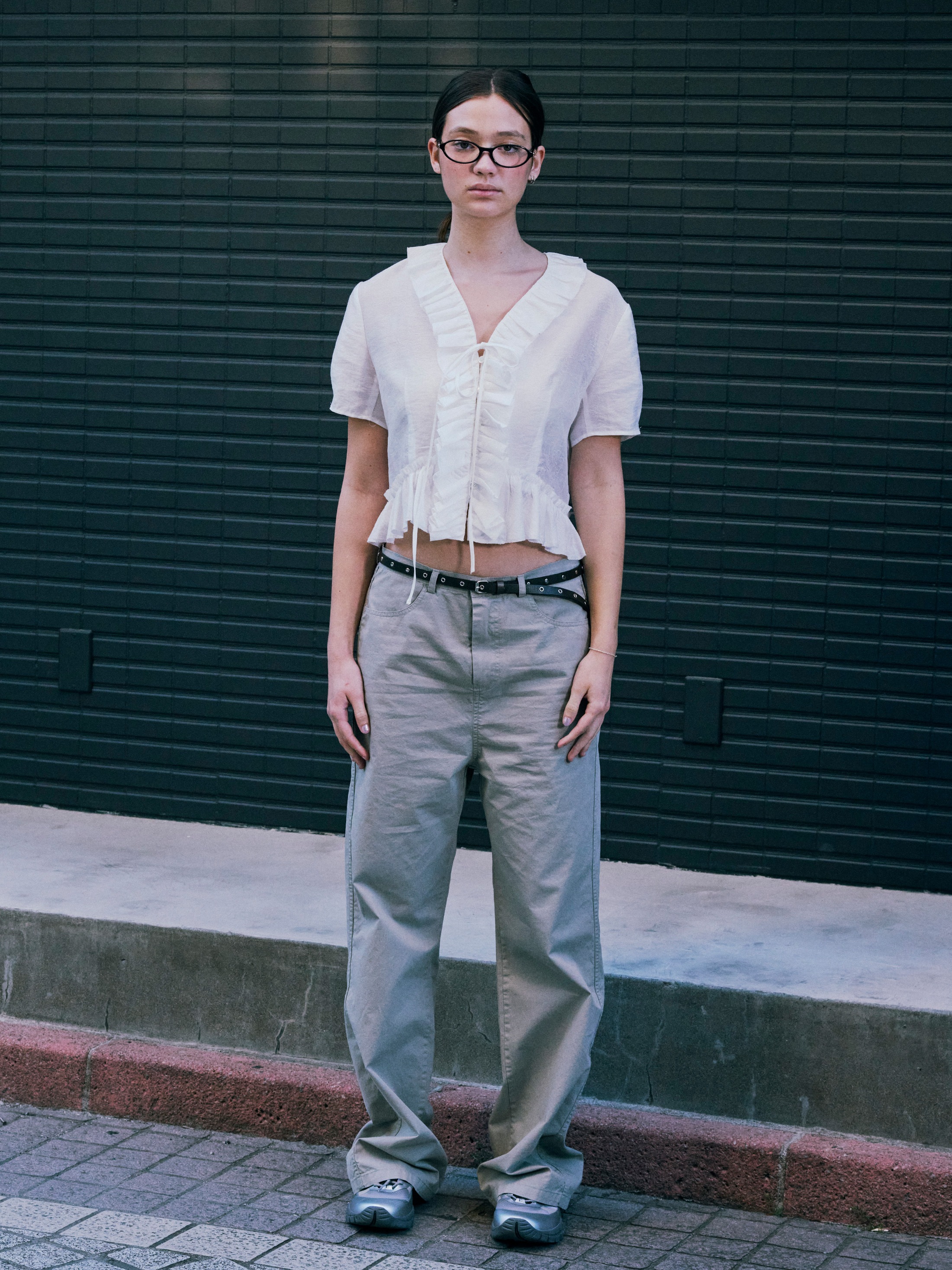 【LOW CLASSIC】 RAW EDGED RUFFLE SHORT BLOUSE : OFF WHITE
