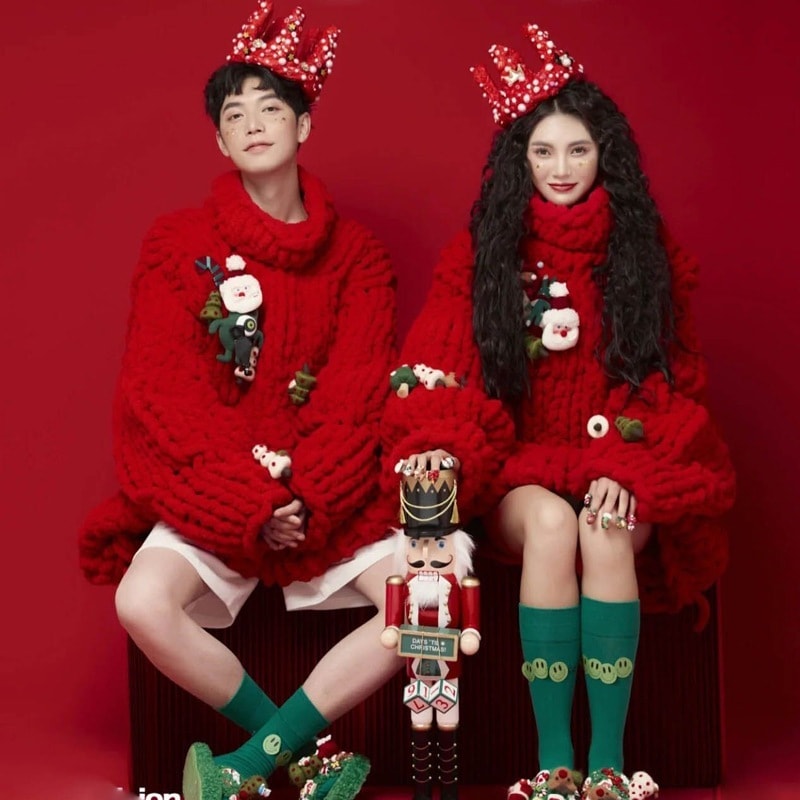 クリスマスのカップル服 赤のおしゃれなカジュアルウェア