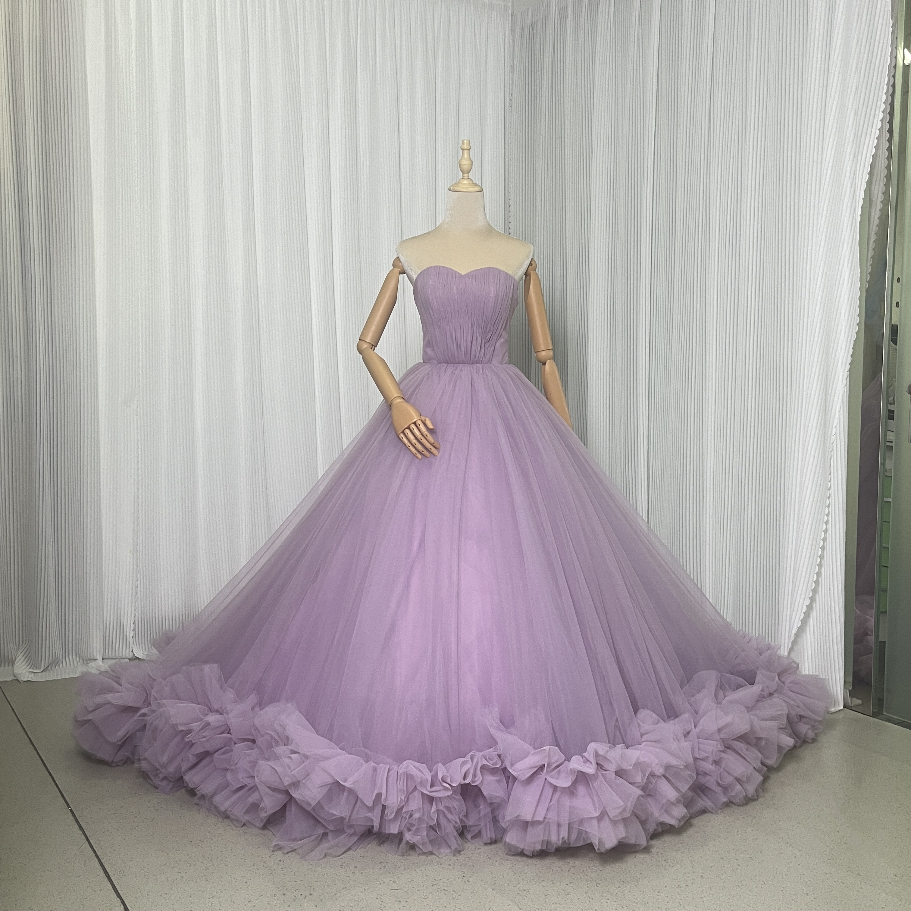 人気上昇!カラードレス パープル ベアトップ ラッフルフリル 華やかなトレーン 花嫁