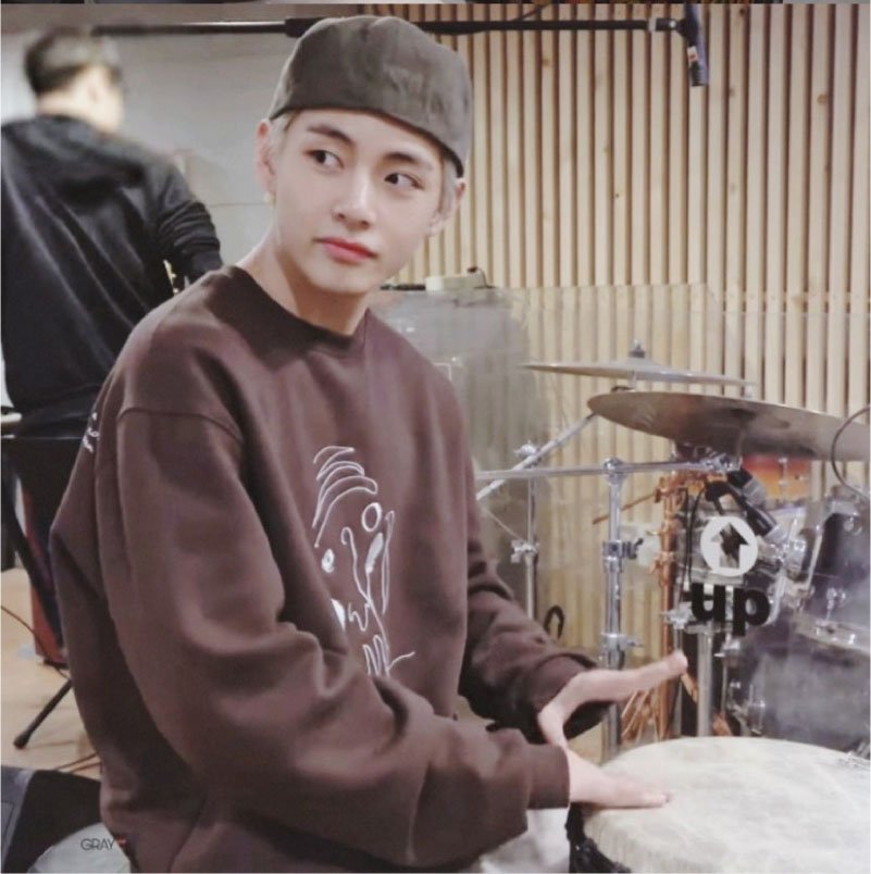 韓国アイドルファッション,BTS V着用 ピエロ刺繍 クルーネックMTM