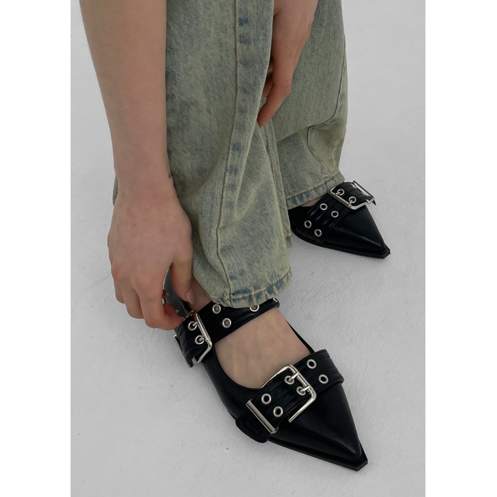 ブラックアップレザーバックルフラットシューズ