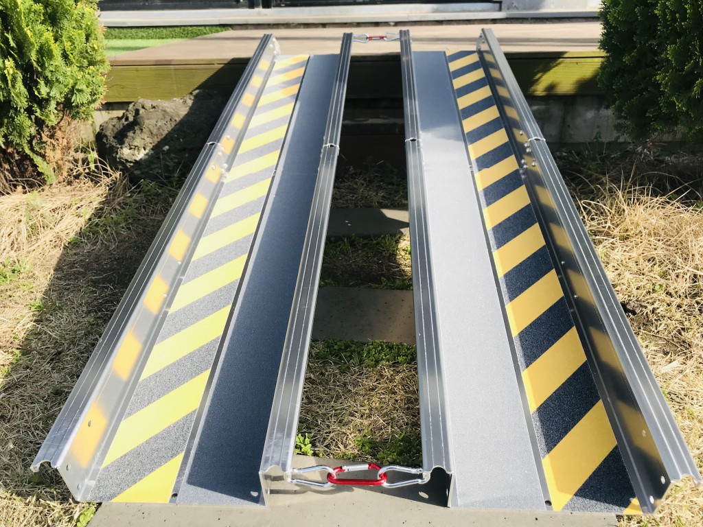 折りたたみ式車椅子用スロープ 2枚1セット 76,995円