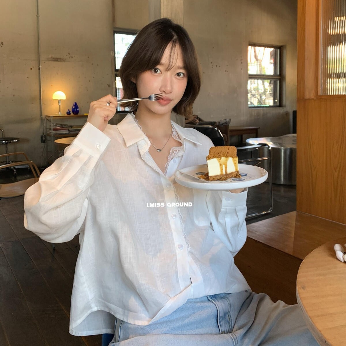 春夏韓国風シンプルスタイルテンセルとリネンレースステッチ結び目ラペル長袖シャツ女性用 R60998
